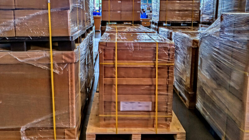パレット荷崩れ防止とは？輸送事故を減らす固定方法を解説